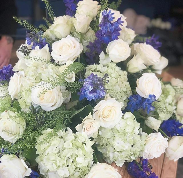 Show some l♥️ve for this beauty by  @fridhemsblommor.sme 🌺
#staypositive 💖💪🥰
.
.
.
#meijerroses #flowers #avalanche #flowerstagram #flowerpower #weddings #march #weddinginspiration #flowerslover #weddingflowers #weddingideas #flowermagic #design #lux… ift.tt/2w8T2mC