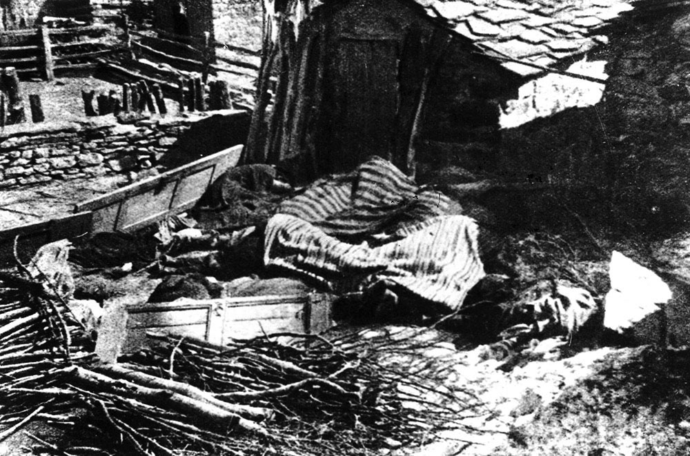 AndreaMarano11's tweet photo. Oggi nel 1944 avvenne la #stragediMonchio
Le truppe naziste nel comune di Palagano di Montefiorino,dopo aver avuto una battaglia con i #CompagniPartigiani,cannoneggiarono i centri abitati uccidendo 136 fra uomini donne e bambini
Maledetti per sempre!!!
🌹✊🏿✊🏽✊🏻🌹 https://t.co/omqPKdeyNa