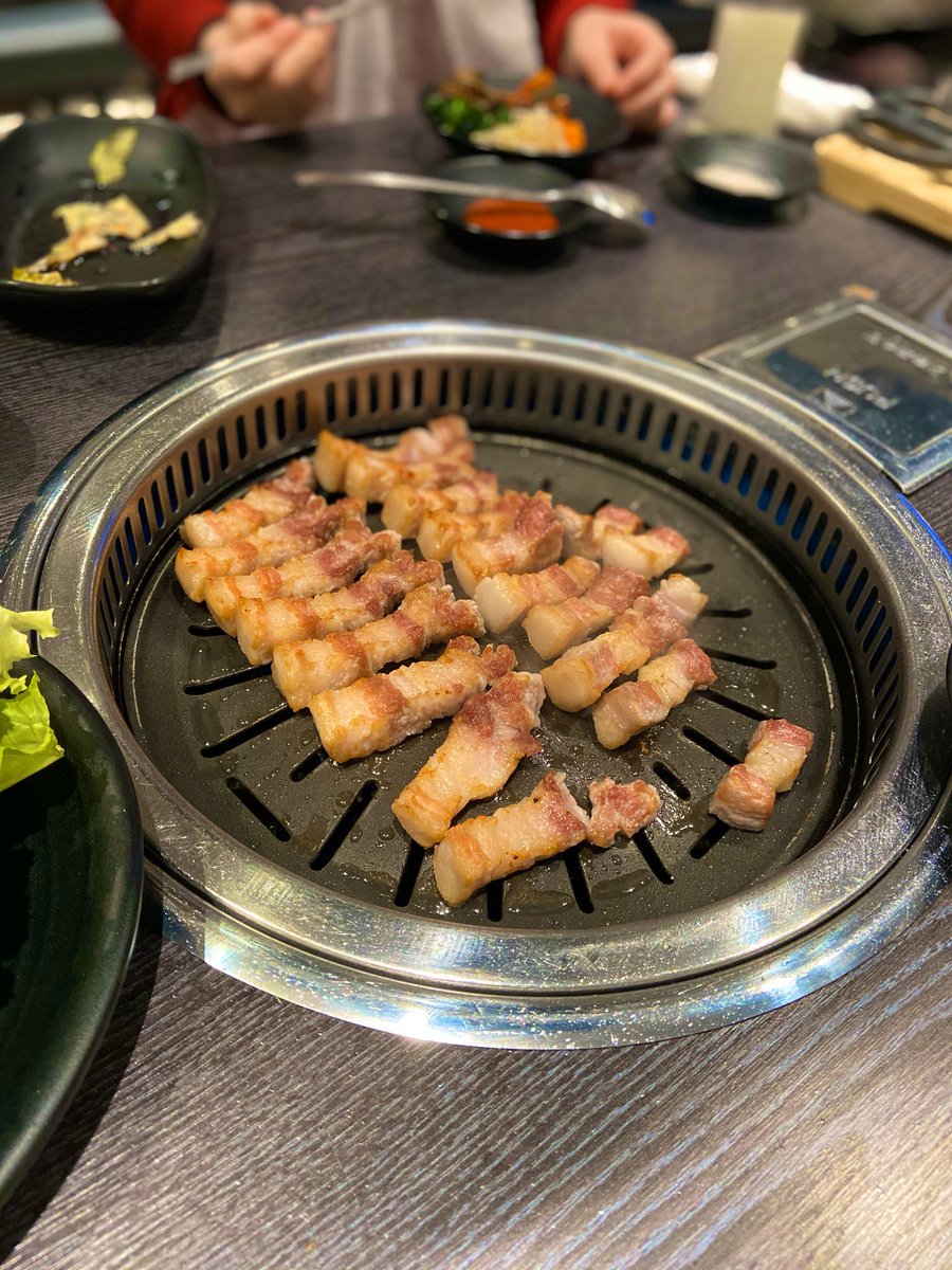komodool's tweet photo. 抜けてしまいましたが💦先月こもどーるコンサートvol.15が無事に終わりました♪
ご来場くださった方々には感謝の気持ちでいっぱいです🍀
次回のこもどコンサートは６月ごろ、茨城での予定です😊
その頃には安心してコンサートができるのを願うばかりです(＞＜)

終演後と打ち上げの美味しいお肉💕 https://t.co/uKqVorrRT7