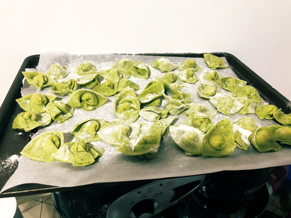 Its_Mary13's tweet image. Hier soir c’était atelier pasta à la maison. Tortellini saumon aneth, avec une pâte fraîche aux épinards ! On s’amuse comme on peut !