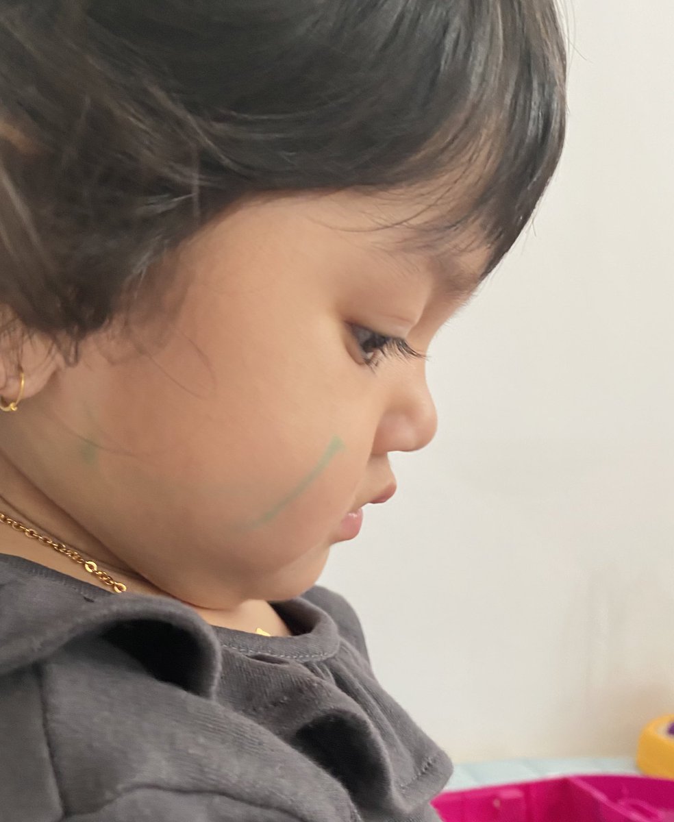 dwihandaanda's tweet photo. Boleh main spidol tapi jangan dicoretin ya tangan kakinya anak pinter, Freya pinter kan..

Freya: nyoret muka..

Iya sih gak salah 🙂 https://t.co/TJJJs1E9Sp