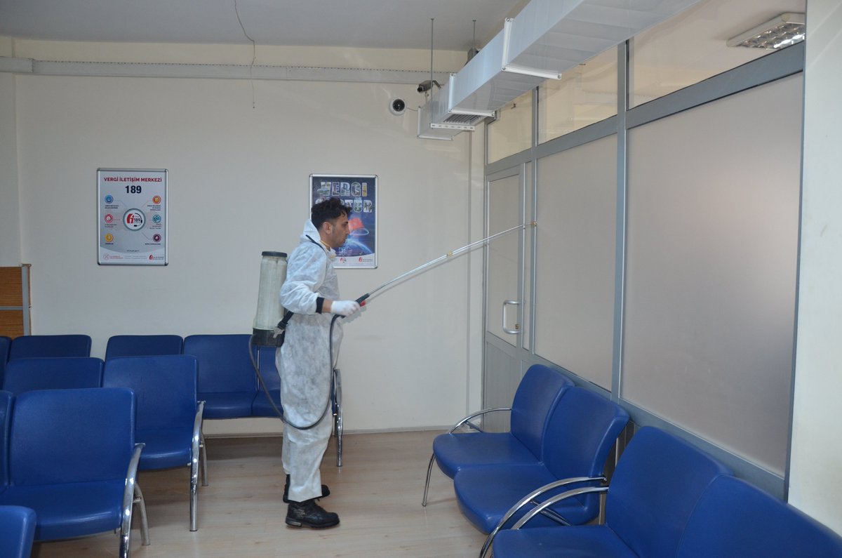 SivasBolge's tweet photo. Küresel #coronavirus salgını nedeni ile Sivas Tapu ve Kadastro Bölge Müdürlüğü olarak vatandaşlarımızın ve kurum çalışanlarımızın sağlığı için gerekli tüm önlemleri  alarak kurumlarımızda dezenfektan işlemi uygulamaktır. 
#tapuvekadastro https://t.co/e1VmFdEQd8