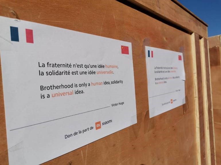 JournalDuGeek's tweet photo. 👏 En soutien à la France, @Xiaomi fait don de plusieurs dizaines de milliers de masques type FFP3 à l’Institut Pasteur. On y retrouve une phrase de Victor Hugo sur les palettes : « La fraternité n’est qu’une idée humaine, la solidarité est une idée universelle ». https://t.co/wyyNJ3SS1p