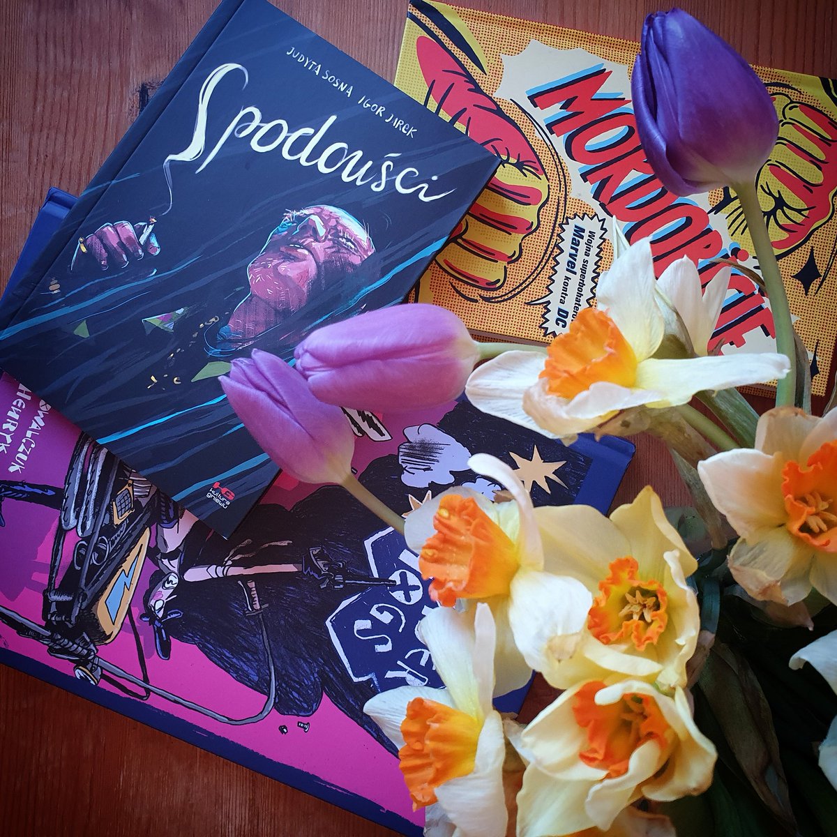 nerdheimpl's tweet photo. #Mordobicie znajdziecie też na #Legimi. Resztę trzeba mieć w papierze 😎 Co czytacie w ramach #homeoffice?
#komiks #komiksy #spodouści #marvelcomics #DCComics #theunderhogs #czytanie #czytamy #molksiazkowy #ksiazkowelove #ksiazkoholizm #comicslover #kochamczytać #nerdzenie https://t.co/7o0ASO10fa