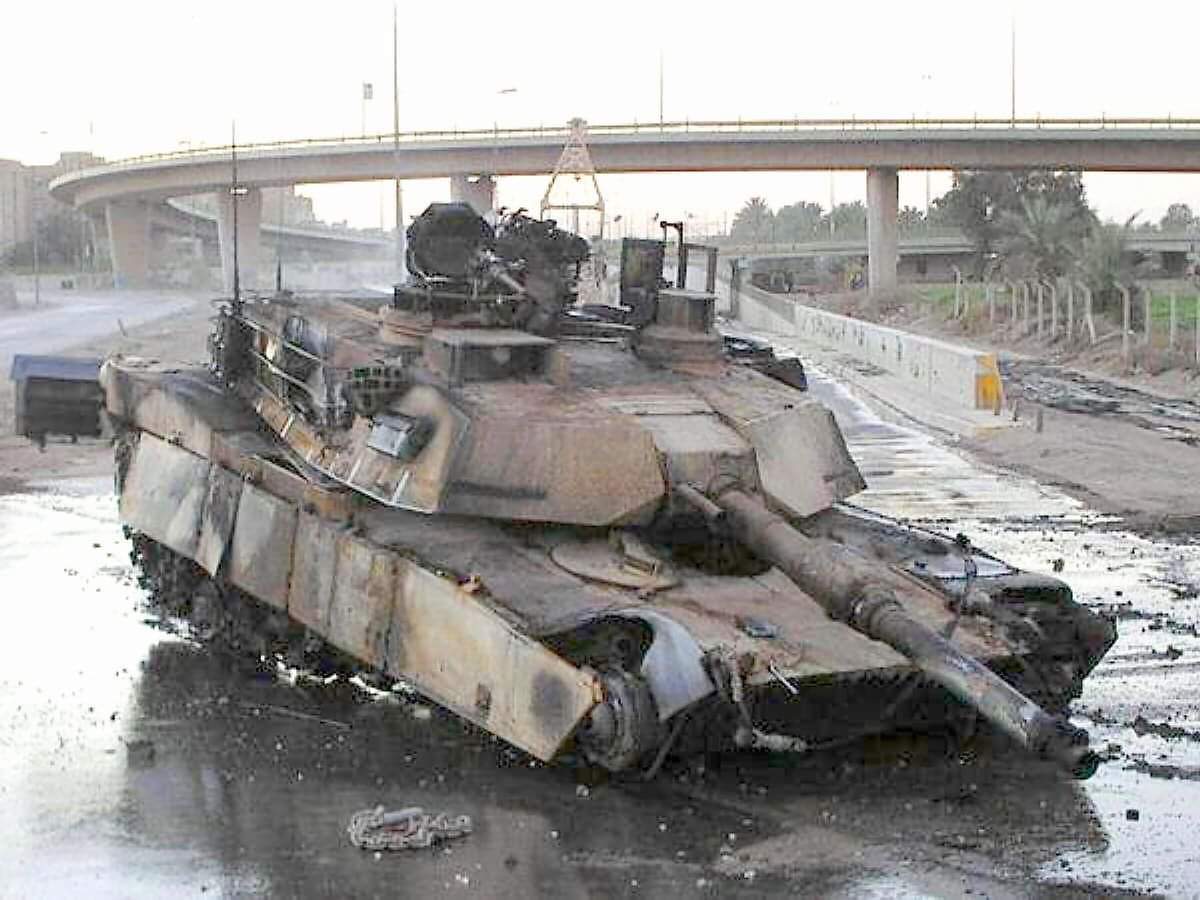 TRUFAULT's tweet photo. Lo que le puede hacer una #IED a un #MBT o carro de combate pesado y moderno, de mediana potencia.
#increíble.
🇺🇸

#Historia #history #Guerra #WWIII #ColdWar #sorpresa #Muyinteresante #ARMY #Armour #mainbattletank #waraction #luckyday #PictureOfTheDay #pictures #Militarypics https://t.co/bVxAWXh5wu