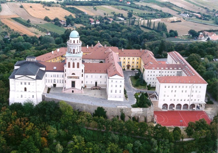 VineyardKapolna's tweet photo. #HungaryGuide: #Pannonhalma Archabbey – The most remarkable historical place in Hungary 🇭🇺
➡️ #Hungary #WhatToSeeHUN #WhatToDoHUN #ToDoHUN #WhereToGoHUN #HistoryHUN #VisitHUN #abbey #churchesHUN
Read more
https://t.co/gA4ru1fAB6
Picture https://t.co/RFwS1NSe2m