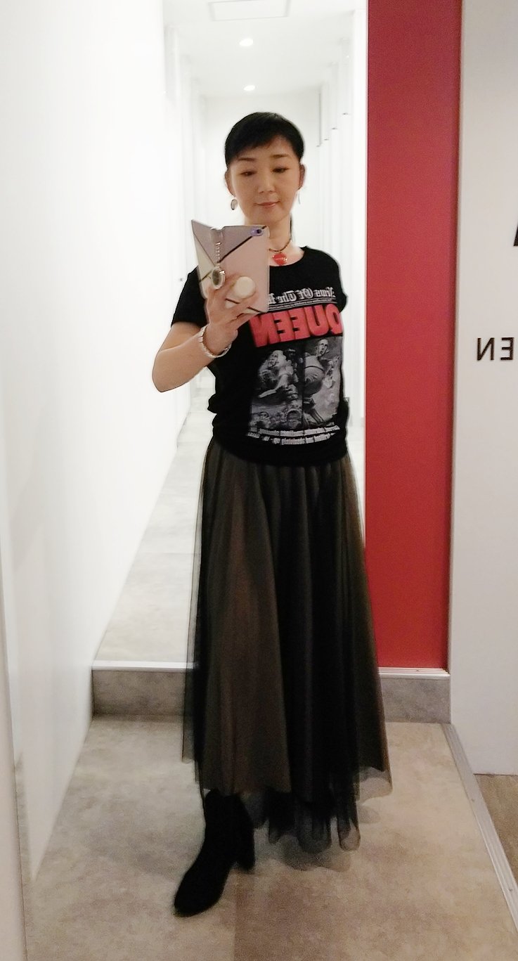 ট ইট র Yoko D Ballet オンラインレッスン受付中 悩んだ末に買ったフランクくん カッコイイです こんなコーデで最後のqueen Exhibition 行ってきました ラウデンのチョコについてたチャームで作ったチョーカーと ダゴーシュのチョコの包み紙で作った