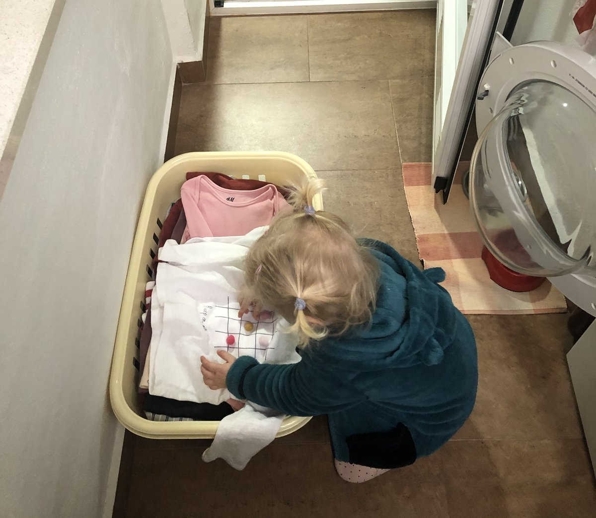 elegc3's tweet photo. La actividad del martes fue "Ayudamos en casa", en la que los peques echaron una manita a mamá y a papá recogiendo la ropa, pasando la mopa... Si es que los peques no dejan de sorprendernos cada día. @Novaschool_es #Benalmádena https://t.co/wWRWqhHf0b