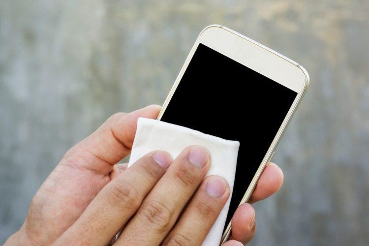 ThePhoneLabNL's tweet photo. Het schoonmaken van je smartphone is belangrijk in het indammen van COVID-19, aldus de WHO en RIVM. Wij hebben een stap voor stap gids gemaakt over hoe je dit effectief doet!

https://t.co/n3nPQykAeg

#coronavirusNederland #RIVM #LockdownHolland #groepimmuniteit #mondkapjes https://t.co/sRn9aBkR0g