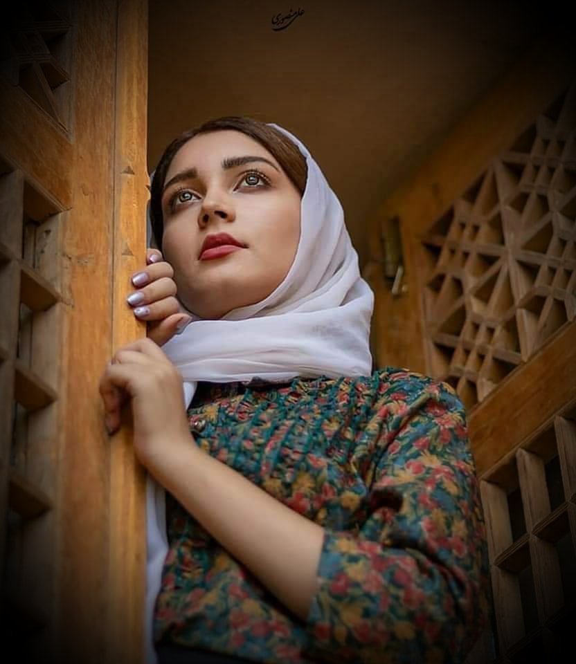 وەک چۆن دوای ماوەیەک سەیری 
هەنێ لە جلەکانمان ئەکەین و ئەڵێین:
ئەوە چۆن ئەمانەم کڕیوە ،
ئاوا سەیری هەندێ کەس ئەکەین و ئەڵێین:
چۆن ئەمانەمان ناسیووە ...