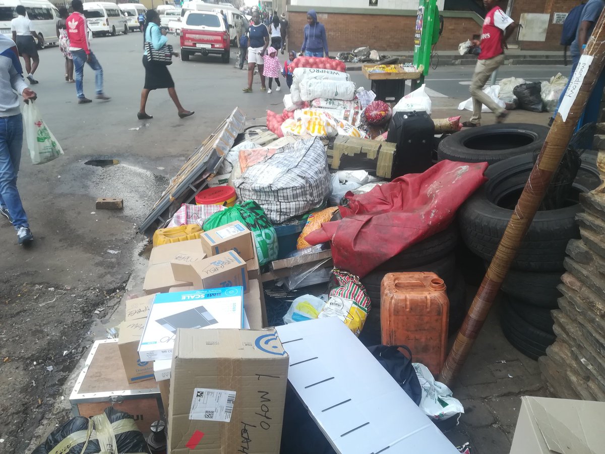 Nkosera10's tweet photo. I am leaving  from JOBURG to BULAWAYO if anyone needs to  send his/her  staff to Zimbabwe please feel free to talk to me.We specialize on carrying 
●Heavy machines
●Furnitures
●Groceries 
CONTACT NUMBER 
0719378055
0676194655 
NKOSI.#COVID19SouthAfrica #CoronaVirusChallenge https://t.co/Kw2sxvO9st