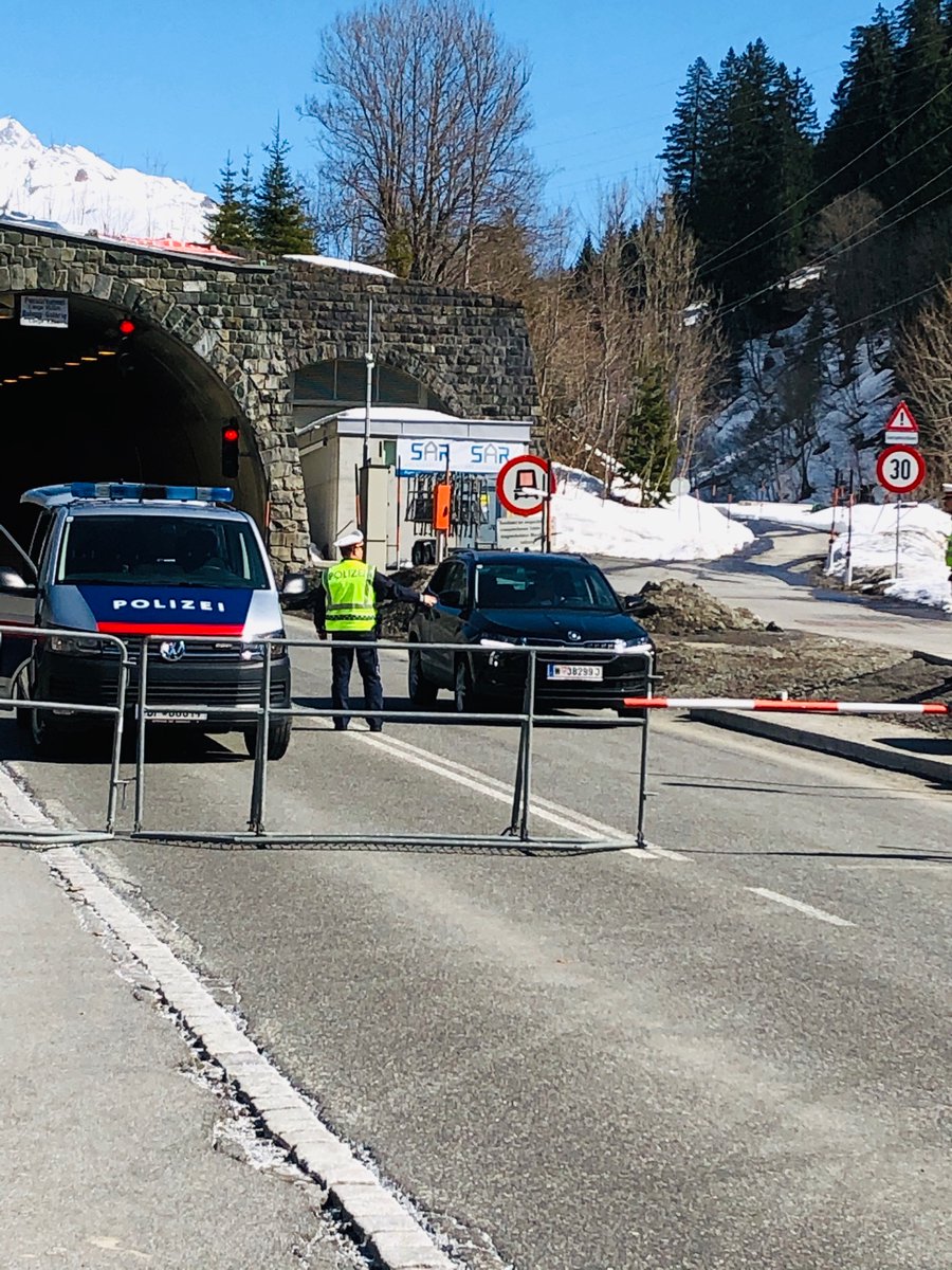 #COVID19 bis hierher und nicht weiter am Arlberg. Medikamente Lieferung darf aber durch. Recht ruhig nur vereinzelt werden Autos abgewiesen und müssen umdrehen.