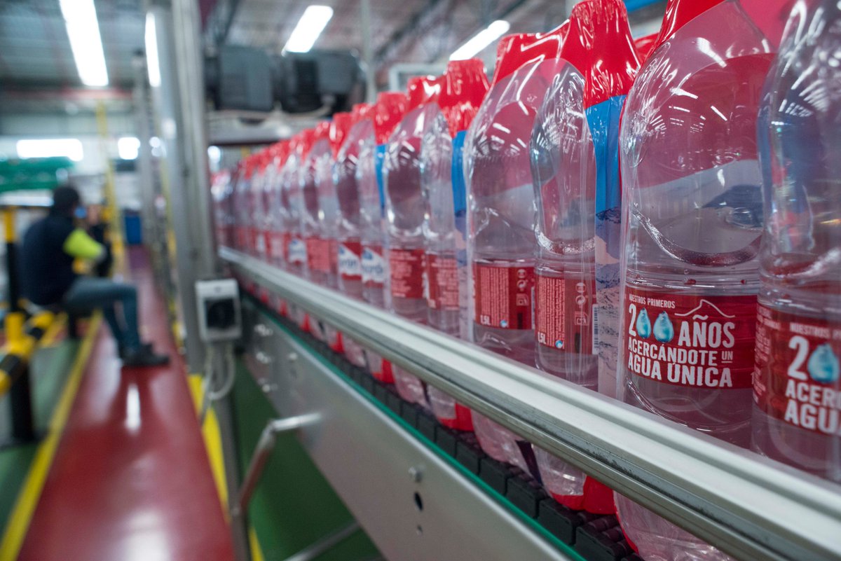 danone_es's tweet photo. Aguas Danone España dona #aguamineralnatural al #BancoDeAguaSolidario de @ANEABE  y @CruzRojaEsp para garantizar el suministro de agua envasada a aquellos lugares en los que sea necesario.

#OnePlanetOneHealth con @AguaFontVella y @AguaLanjaron https://t.co/eBSkhXM4bb