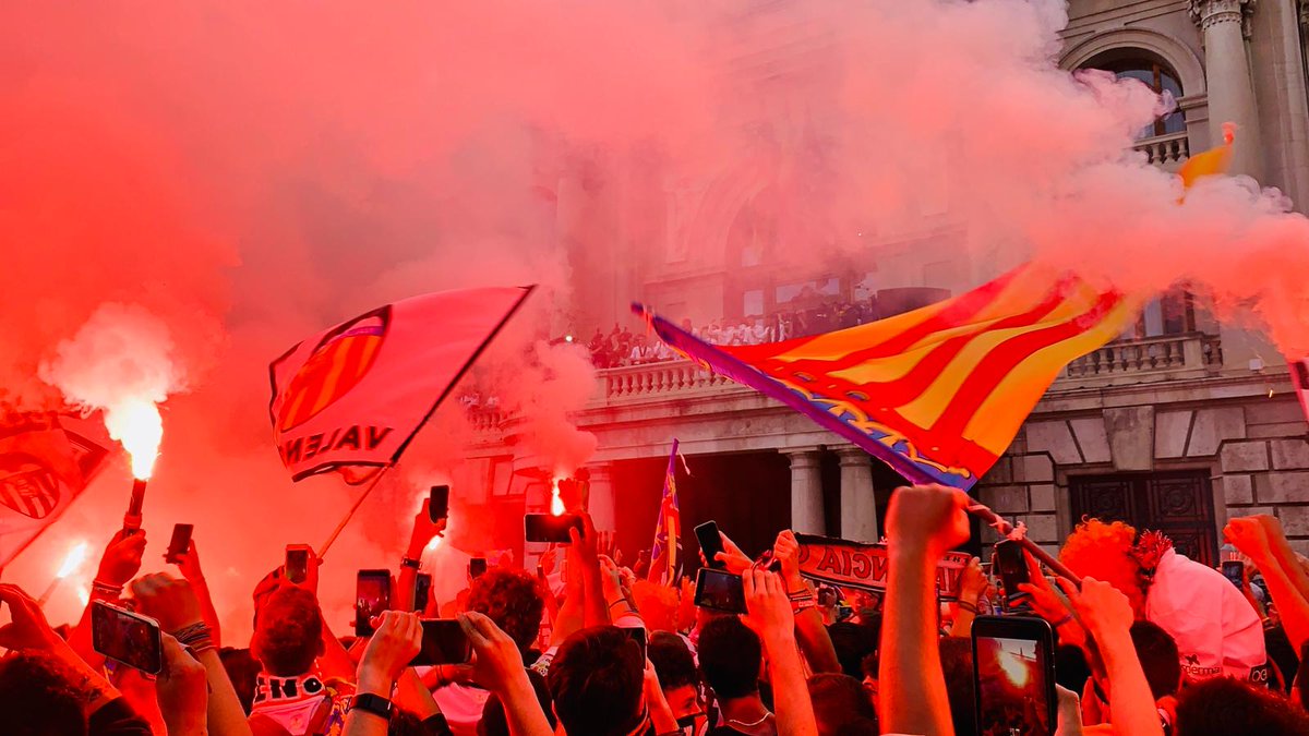 viachers's tweet image. 1️⃣0️⃣1️⃣ años de pasión

¿Nos vemos a las 19:19 en el balcón?

Amunt @valenciacf