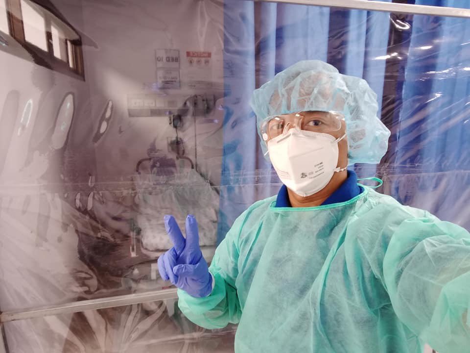 ABSCBNNews's tweet image. "Hindi po ako doctor, hindi rin po nurse. I am just a janitor but proud to be part of (what) they call frontliners," sabi ni Carl Vien Tibang, janitor sa isang ospital sa Marikina | via @zhandercayabyab