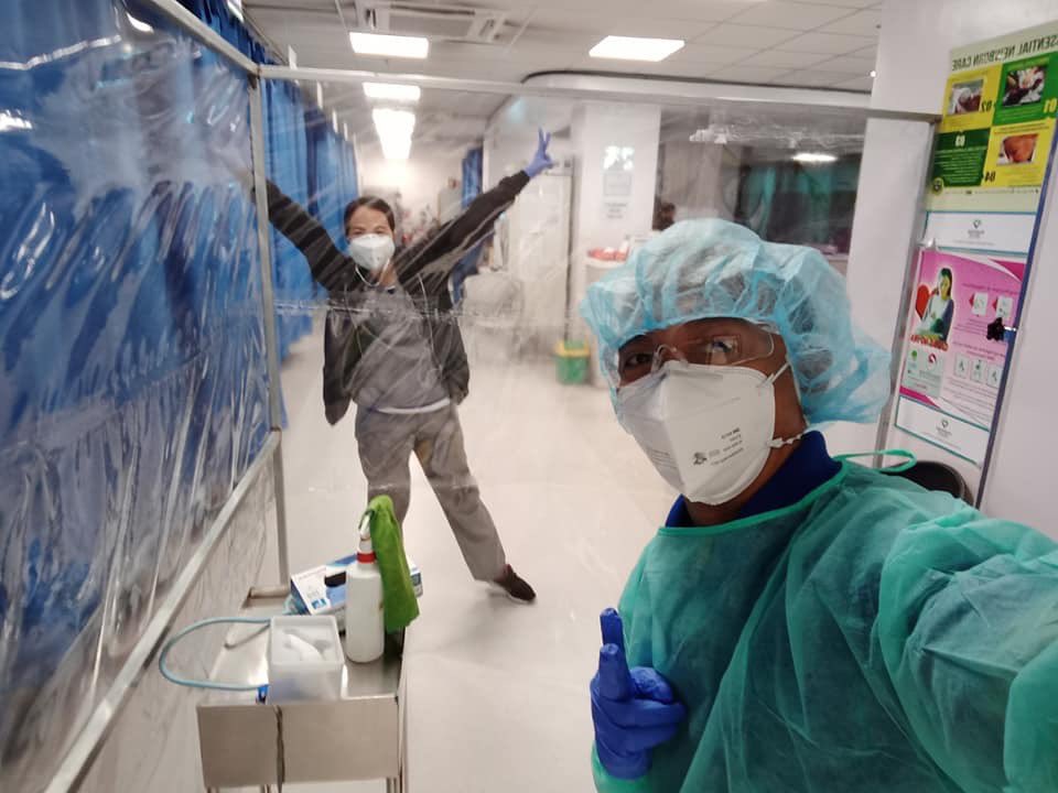 ABSCBNNews's tweet image. "Hindi po ako doctor, hindi rin po nurse. I am just a janitor but proud to be part of (what) they call frontliners," sabi ni Carl Vien Tibang, janitor sa isang ospital sa Marikina | via @zhandercayabyab