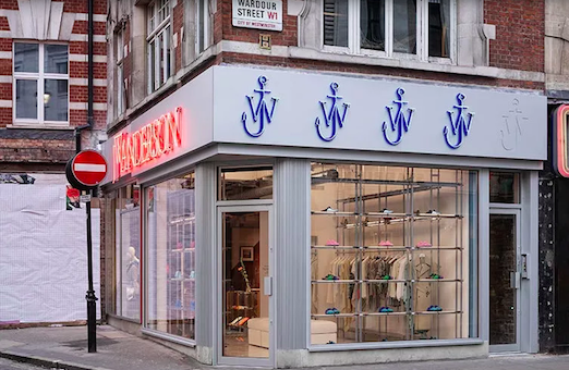 MiNDMagazine_'s tweet photo. https://t.co/cPZQWMsMM7
Brit fashion label @JW_ANDERSON, perhaps best known for its collaboration with H&amp;M, has opened a standalone flagship in #Soho, in the heart of #London’s West End.
#mindus #mindmagazine https://t.co/AW0NrqEhUG