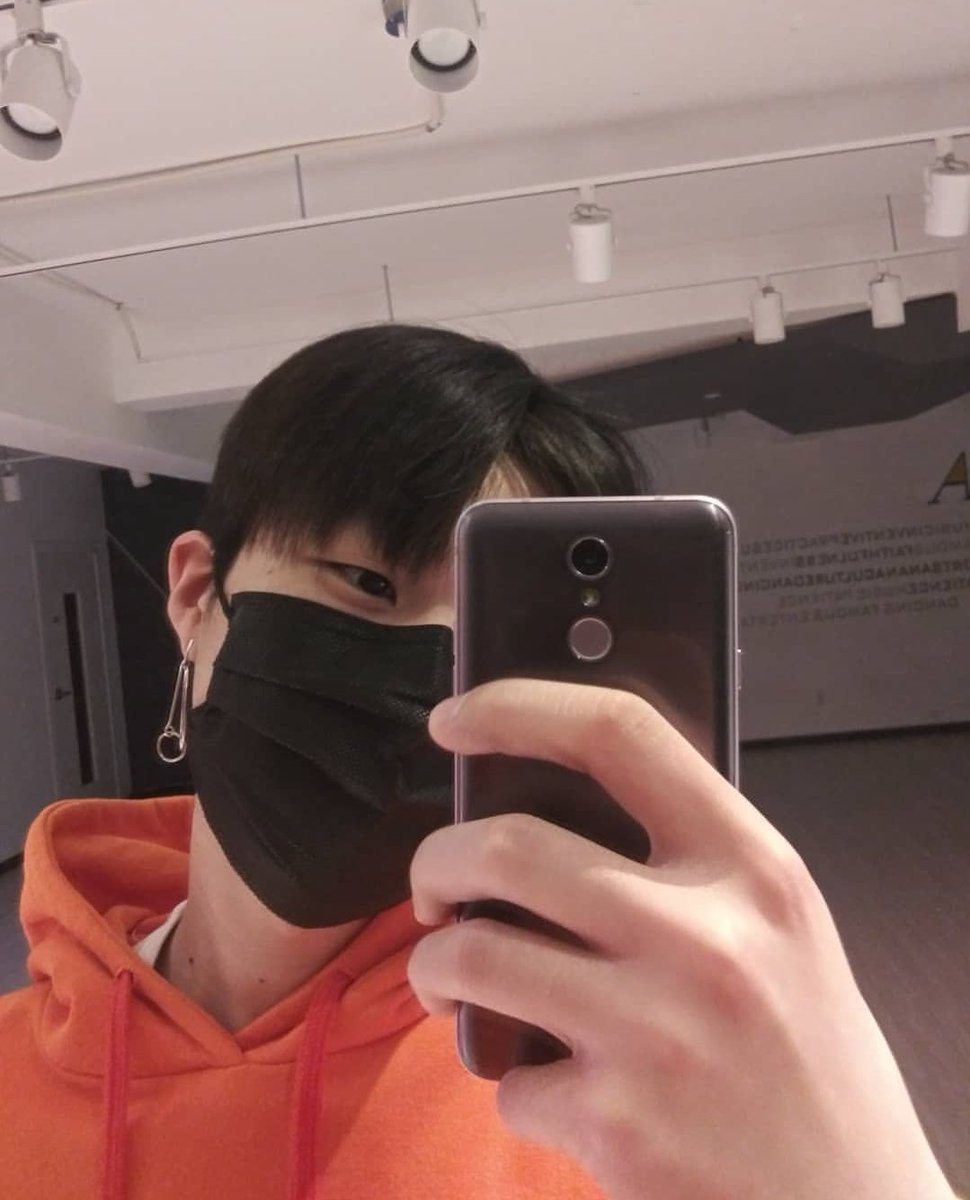 smileychanghyun's tweet image. Juntae Instagram post [200318]
Guess they're still trapped in the fruit someone pls take them out of there @TREI_official #TREI #KimJuntae #Jtee #트레이 #김준태