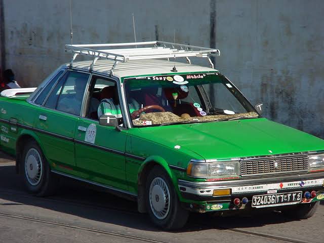 コレット 東アフリカのジブチでタクシーとして活躍する日本からの中古車 ４枚目みたく満身創痍でも使い倒す模様 T Co H4o0qryoos Twitter