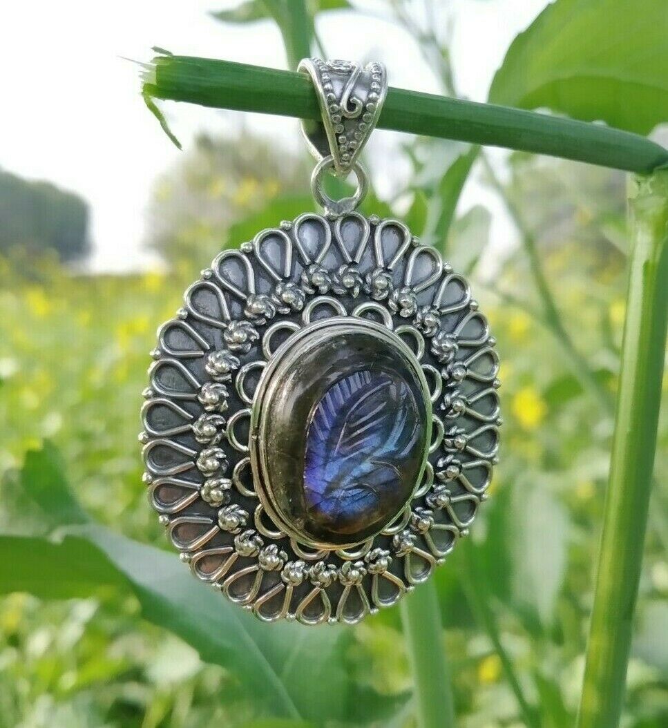 Labradorite Pendant 
ebay.com/itm/3729868242…

#LabradoritePendant #LeafStone #BohoDesignerPendant #StatementSilverPendant
#LabradoritePendant #LabradoriteSilverPendant  #VintagePendant  #HandmadePendant
#BlueFlashyPendant  #OvalStone  #LabradoriteGemstonePendant