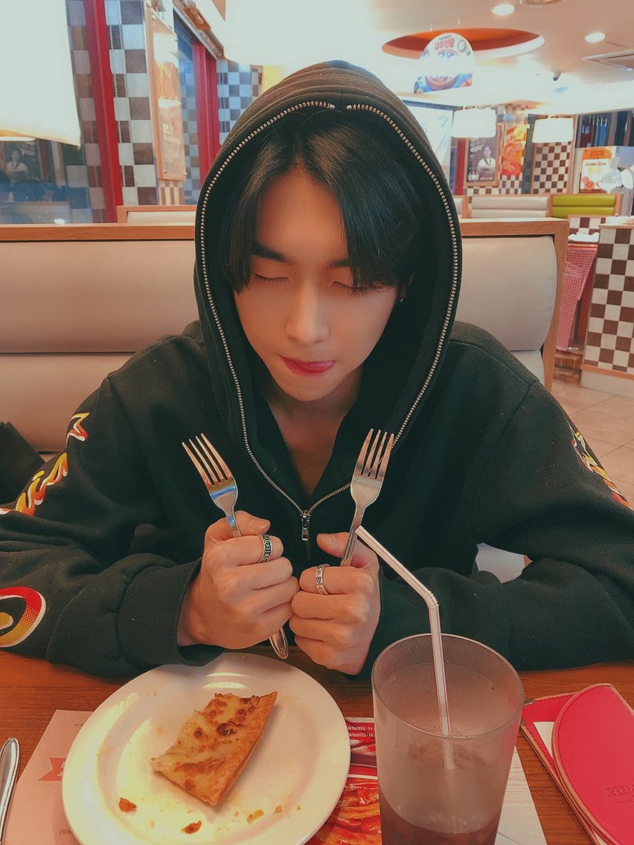 UP10TION's tweet photo. [#샤오] 허니테엔 보고싶어요💛 https://t.co/1FtLoToxWe