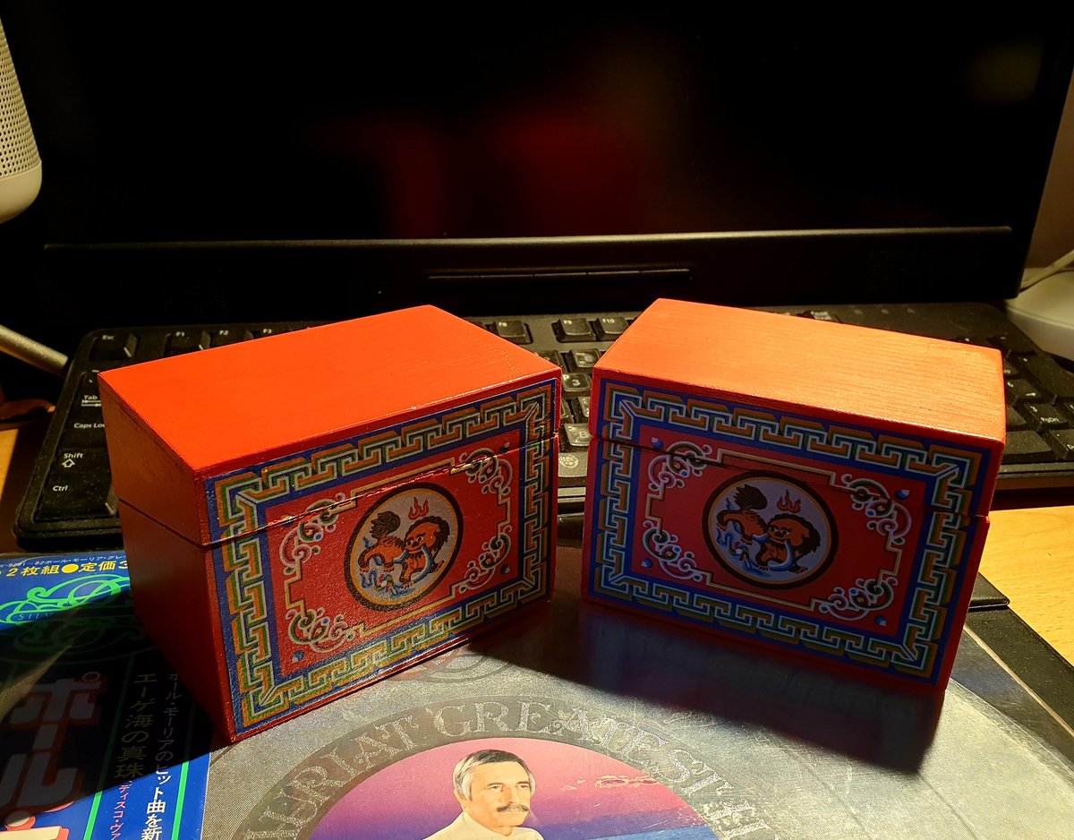 "Аавын авдар" брэндийн жижиг загвар нь эвлэгхэн болжээ.Жижиг гоёл чимэглэл, бугуйн цаг,нэрийн хуудас зэргийг хийгээд хадгалахаас гадна эвтэйхэн бэлэг дурсгалын зүйл болмоор юм байна. Номын тавиуртаа залчихсан чинь өнгөлөг болоод үндэсний агуулга хэлбэртэй харагдаж байна гэж юүхэв