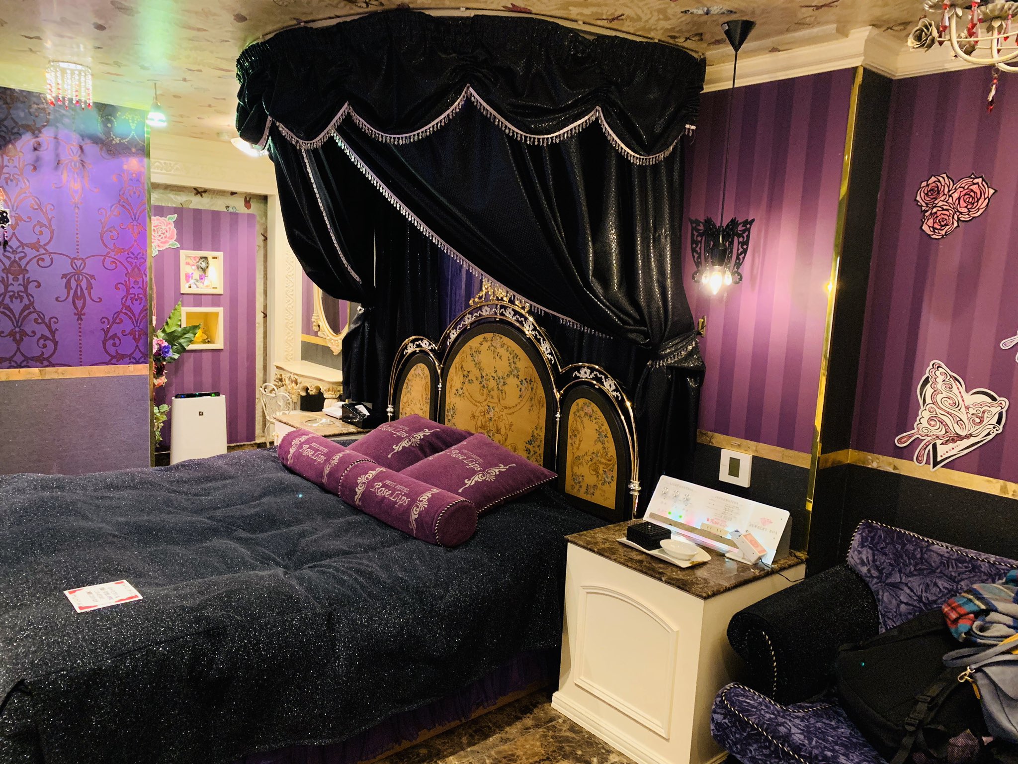 はづかしい命 この前大阪旅行行った時 Anna Sui のラブホテルがあって感動したんだけど 部屋が可愛すぎる上にanna Suiの化粧品 カラオケ サウナ テレビ付きお風呂 お酒 Godivaアイス 女子力グッズ などのサービスを最大限使い倒して最高だった