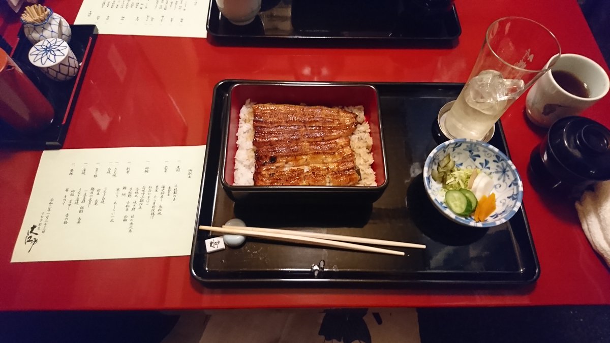 大江戸の鰻、やっぱり美味しいですね。😄
定食で頼んだのでいいおねだんでした😅