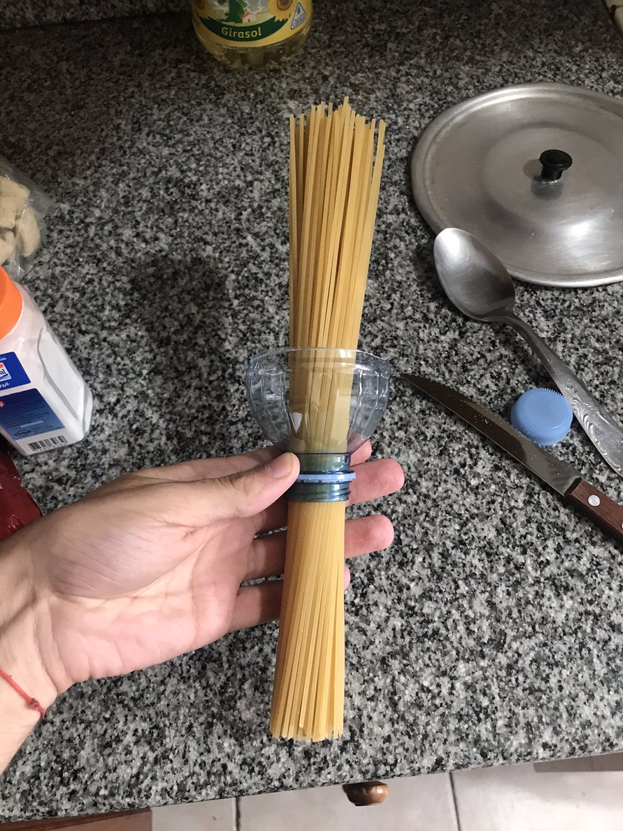 guidomart1n's tweet photo. Cuarentena día 3: Cómo calcular la medida perfecta de Spaghetti para 1 persona: https://t.co/iXk3y8Sppt
