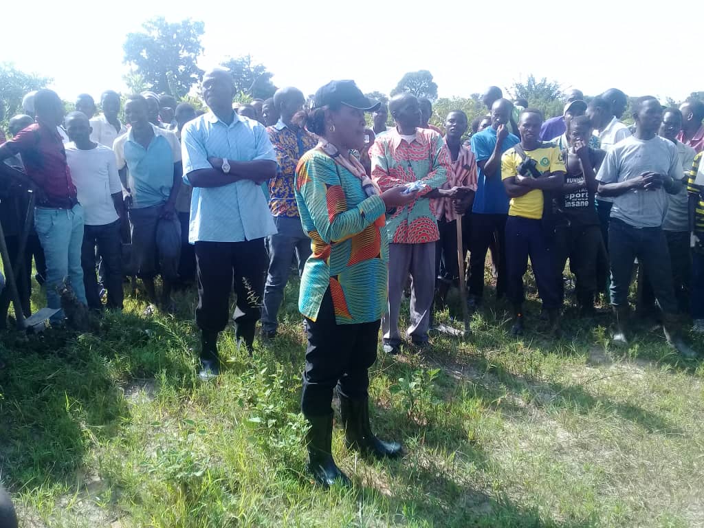 Lmbigule's tweet photo. DC.Mbogwe akiwashukuru wananchi wa Bunigonzi kwa ushiriki wao ktk shughuli za maendeleo kwa ajili ya ujenzi wa Sekondari #ChukuaHatua Mh @JoyceNdalichako @TAMISEMI2015 https://t.co/PwiQjOpiEV