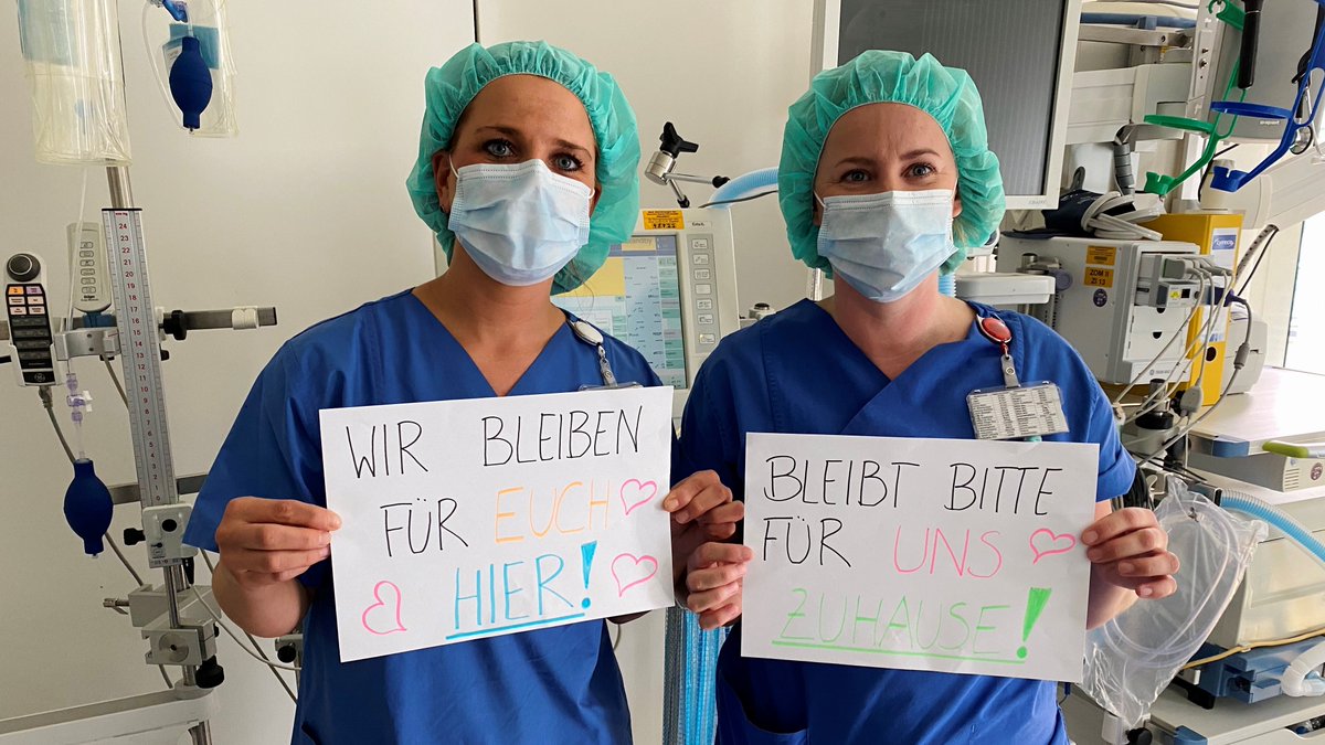 UniklinikDUS's tweet image. „Bleibt bitte für uns zuhause! Wir bleiben für Euch hier!“ Unser Pflegeteam der Intensivstation ZI13 richtet einen eindringlichen Appell an jeden. Wenn Sie also sonst niemandem glauben – schenken Sie unseren Pflegekräften Ihr Vertrauen! #FlattenTheCurve #coronavirus #CONVID19