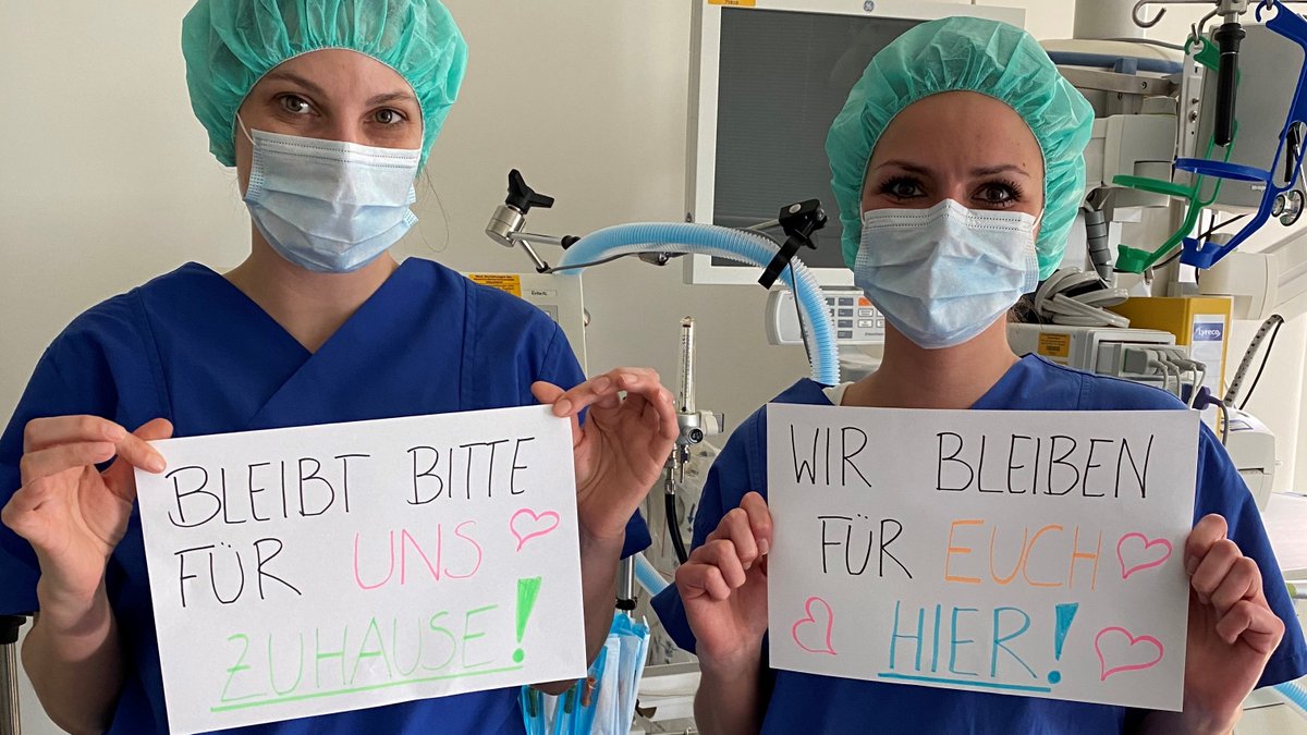 UniklinikDUS's tweet image. „Bleibt bitte für uns zuhause! Wir bleiben für Euch hier!“ Unser Pflegeteam der Intensivstation ZI13 richtet einen eindringlichen Appell an jeden. Wenn Sie also sonst niemandem glauben – schenken Sie unseren Pflegekräften Ihr Vertrauen! #FlattenTheCurve #coronavirus #CONVID19