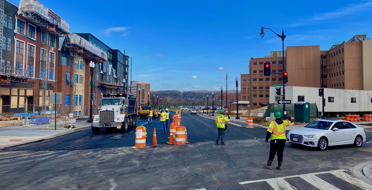 TimSloanDC's tweet photo. It warms my DC loving heart to see any extension of the original L'Enfant street grid; here Mass. Ave SE will grow by 3 blocks eventually to a traffic circle at the rivers edge. Protected bike lane on this block. #reservation13 #DCGeneral #bikeDC #HailNo @charlesallen @ggwash https://t.co/ttCdyR1g1N