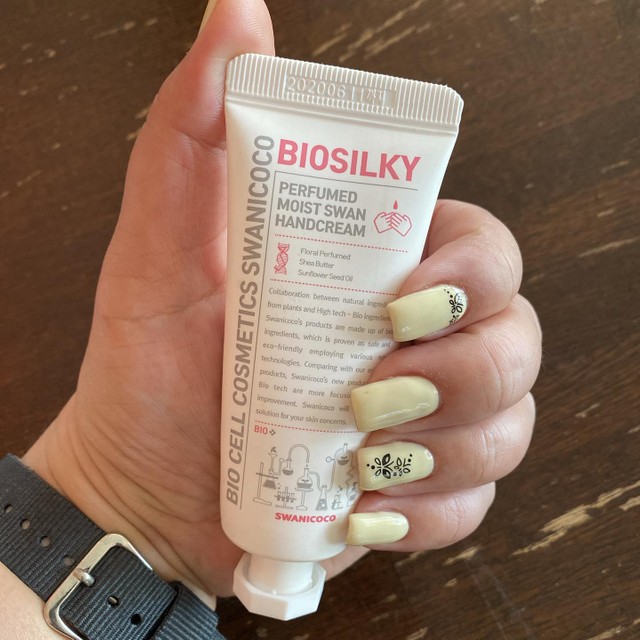 beautytapcom's tweet photo. Keep your hands moisturized amidst this trying time. Here's Yssa's go-to hand cream, @swanicoco_ Biosilky Perfumed Moist Swan Handcream 

Keep safe and moisturized!

#BeautyTap #Tapwithin https://t.co/E1OHKrEA4s
