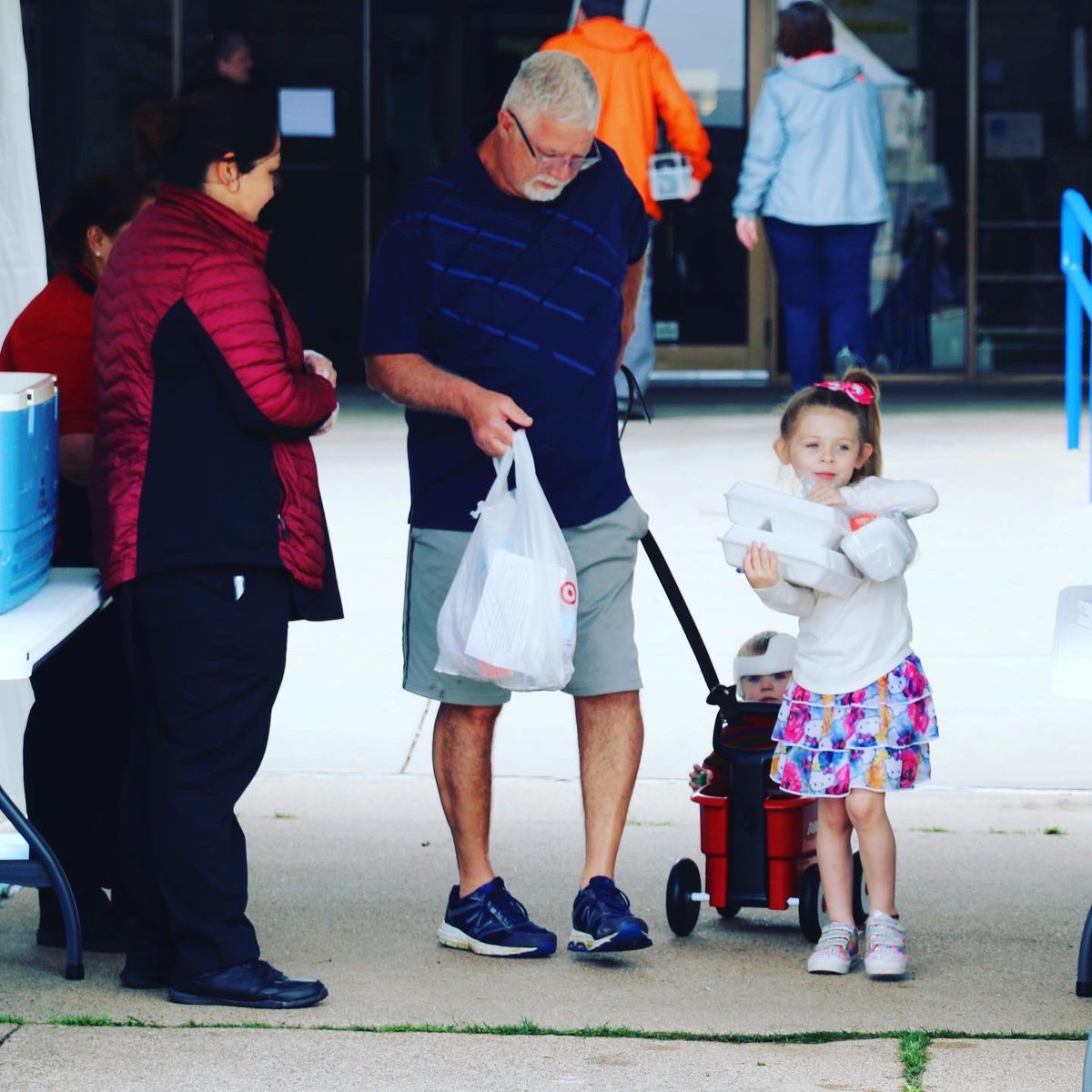 ArlingtonISD's tweet photo. While school is closed, we will offer meals to students, Monday through Friday at designated locations. For full details, visit the following page on our website: https://t.co/zYDMn6sHt8 #ArlingtonISD #StudentMealPlan https://t.co/oKCZEwdJNw