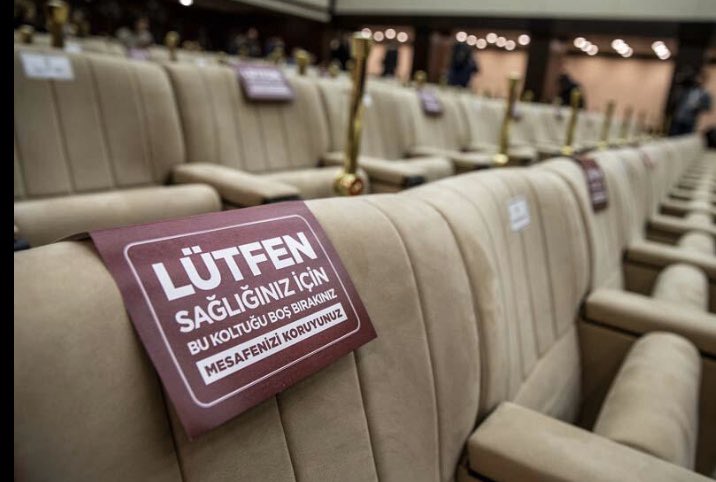 #CumhurbaşkanıErdoğan’dan sermayeyi korumak için paket,
halka dua ve sabır tavsiyesi...
Dünyanın alkışla biten tek basın toplantısının özeti bu.
Sağlığınız için, iktidara mesafenizi koruyun.