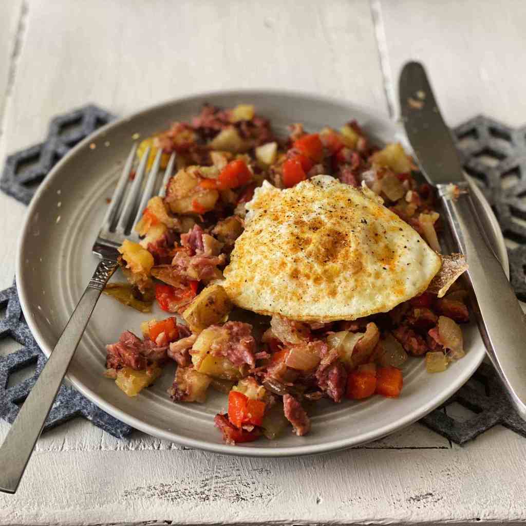 Leftover [Instant Pot to Skillet] Corned Beef Hash leftyspoon.com/2020/03/18/lef…