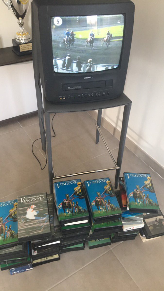 Rappelle toi que je suis armé pour le confinement !! Magnétoscope et VHS ressorti...