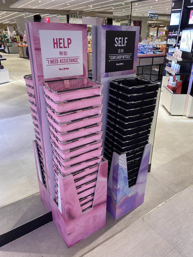 バンコクの化粧品売り場のアイディアが素晴らしい！カゴの色で意思表示できる！