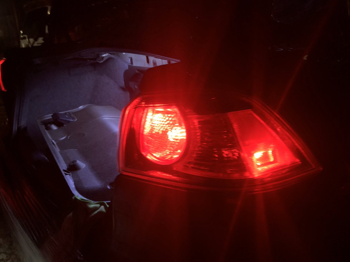 ようじ 1ヶ月寝かせてようやくusテールの取り付け 何故夜に しかも車は乗らず封印をトランク周りだけ剥いで サイドマーカー良き ついでにブレーキランプからサイドマーカーまで全てled化