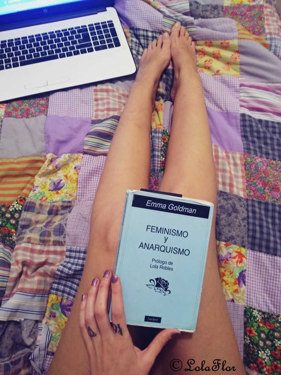 _LolaFlor_'s tweet photo. Aquí en casa, con uno de los muchos libros que tengo para leer en esta cuarentena 😊 #BuscandoElLadoBueno #PequeñosPlaceres #LeerEsSexy #YoMeQuedoEnCasa ¡Mucho ánimo y muchos besos! 💜 https://t.co/JD1YZm0Mke