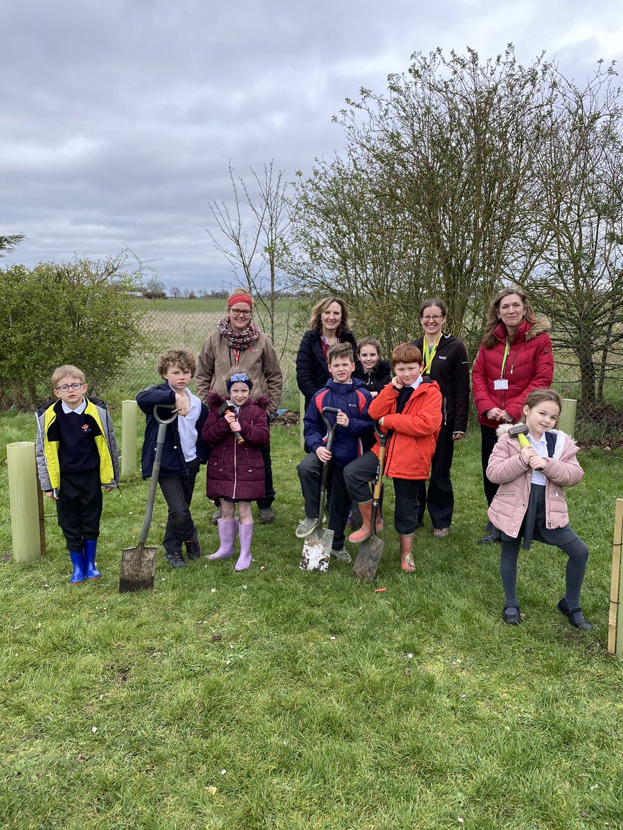 BedsSchTrust's tweet photo. We had an amazing morning planting silver birch trees with @langfordva students! Huge shout out to Rosie (Senior Gardener for @EH_WrestPark and Emma @eco_swa)
Thank you both so much for coming to Langford and connecting the students to nature ππ±π³
πΈ #BESTfamily https://t.co/lnwtQYiKUR