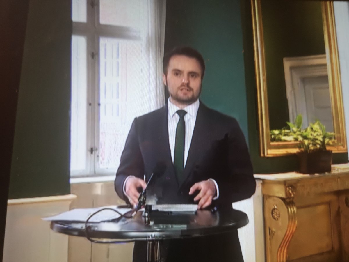 FFaurby's tweet image. Private fysioterapeutiske klinikker har ingen – som i INGEN! – indtægt på ubestemt tid. 
Stor tak til erhvervsminister @simonkollerup for specifikt at nævne selvstændige #fysioterapeuter på dagens P-møde om corona-hjælp til særligt ramte brancher. #sundhed #sundpol @TinaLambrecht