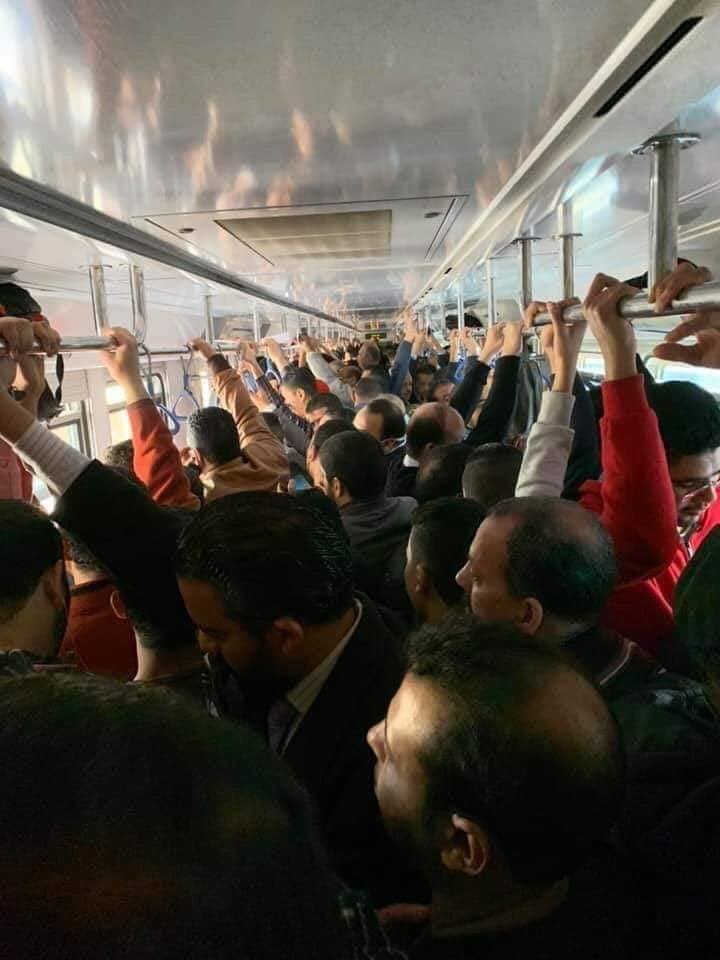 eslam_elshak's tweet photo. الناس في مصر معندهاش حرية الأختيار والرفاهية زي اغلب الدول والشعوب.. الناس في مصر مجبرة علي المواجهة.. مواجهة الأخطر من المرض وهو الفقر والجوع.. الناس عايشه اليوم بيومه خايفة إنها تقعد من شغلها أسبوع آكتر ما خايفة من الڤيروس.. الناس كل إلي علي لسانها لو قعدنا هنأكل. من فين #كرونا https://t.co/vUHDDTL9IM