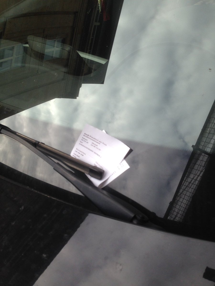 In Zeiten der #Corona Krise freut man sich über jedes noch so kleine Zeichen der Normalität. Knöllchen verteilen in der #Frankfurter Innenstadt klappt noch ganz prima. Danke #Ordnungsamt