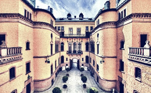 Vi på Hallwylska museet tar spridningen av coronaviruset på stort allvar och följer Folkhälsomyndighetens rekommendationer. Vi ställer därför in evenemang och begränsar antalet besök fram till och med 14 april. Mer info: bit.ly/3b3XSAe #Corona #coronasweden