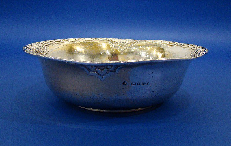 DanielBexfield's tweet photo. An Earl's Gilded Silver Shaving Bowl
Made by John Samuel Hunt
London 1850
£1,275.00

Engraved with Earl's coronet above a monogram for 'S.W.' or 'W.S.'
Well used
Without damage or repair

#shavingbowl #antiquesilver #sterlingsilver #cecilcourt #antiques #danielbexfieldantiques https://t.co/3ROVrZy5Sa