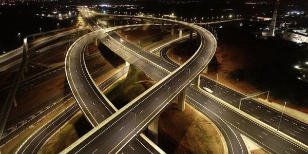 IGIHE's tweet photo. Minifra itangaza ko mu mpera z'umwaka wa 2020 i Kigali hazatangira kubakwa umuhanda wa mbere unyura hejuru, hagamijwe kugabanya umuvundo w'ibinyabiziga muri uyu Mujyi. Uyu muhanda uzava kuri Prince House, unyure mu Giporoso ugere i Masaka muri Kicukiro. https://t.co/1EpeJFo1Gc https://t.co/ou13a2RWkq