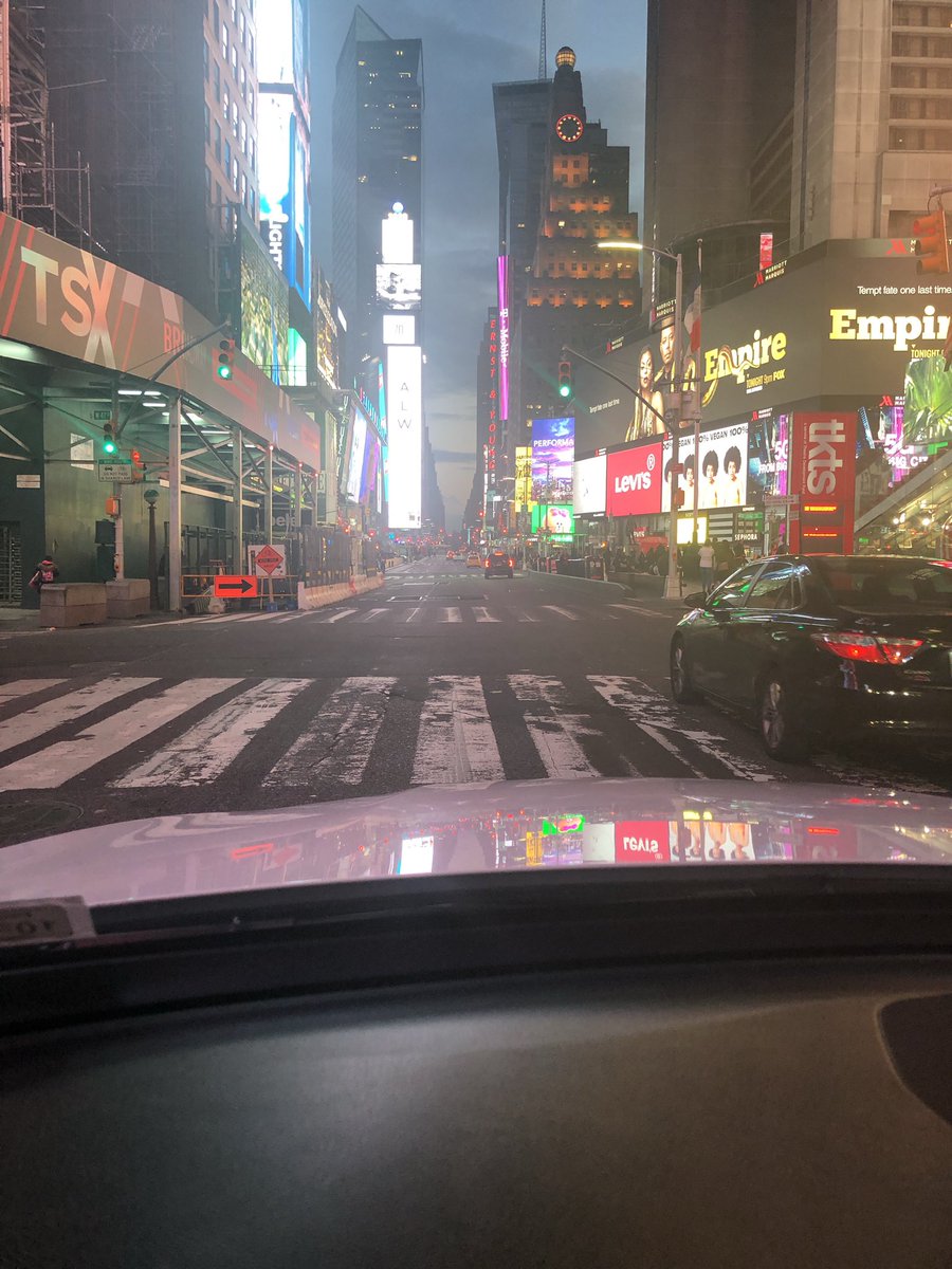 Times Square last night. A scene right outta that movie “I Am Legend” 🤦🏾‍♂️🦠 Never thought i would see it. Do hollywood movies predict the future? 🤔