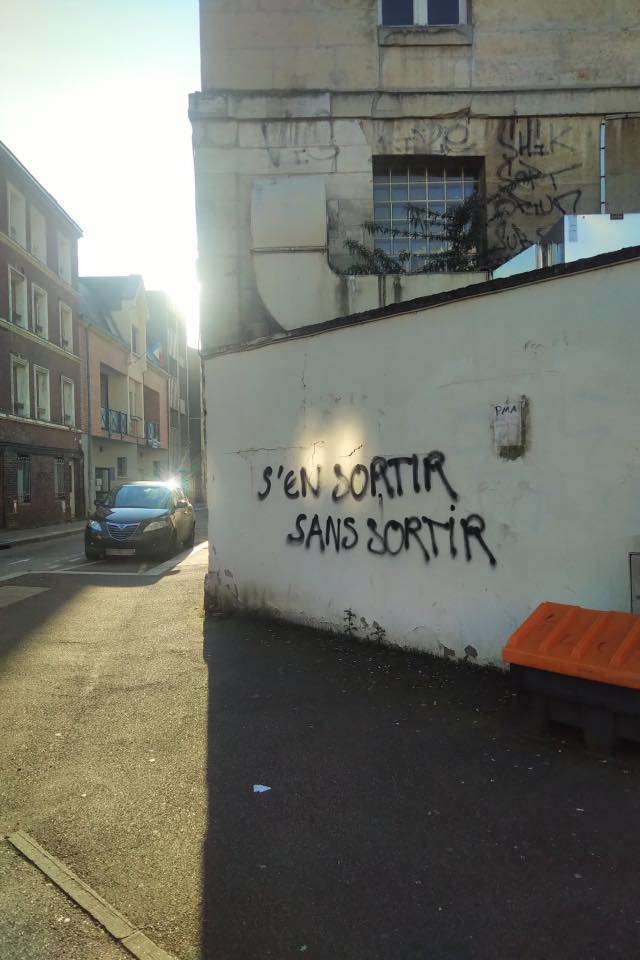 Joies de la linguistique : l'#homonymie, avec ici le mot d'ordre "s'en sortir" / "sans sortir" #slogan #RestezChezVousBordel #RestezChezVous #Confinementotal #coronavirus #confinement #JeResteALaMaison #COVID19